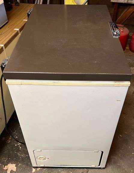 Gibson Heavy Duty Commercial Chest Freezer 24”x35”x35” Metzger