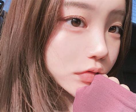 ᴹᴱ ᴱᴬᴿᴬ ♡ Meeara Korean Ulzzang Girl Instagram Pink Rosa