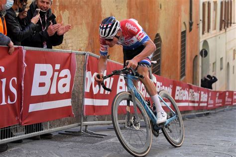 De zege van mathieu van der poel in siena was een kunststukje van formaat. Mathieu van der Poel makes use of the cheap Aeroad CF SL ...