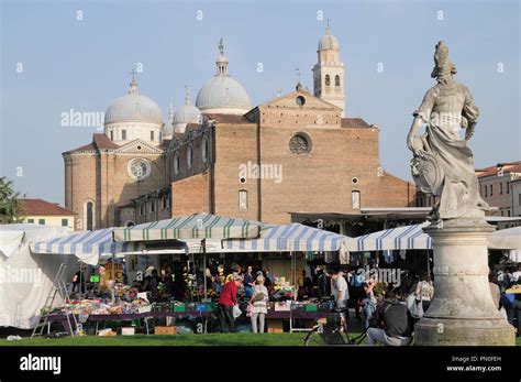 Italy Veneto Padua Statue On Isola Memmia E Zairo Teatro Romano Prato Della Valle With