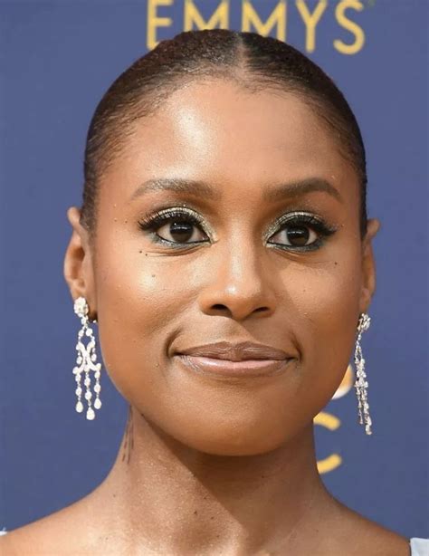 Emmy Make Up Trends Issa Rae Sporting Green And Silver Sparkles