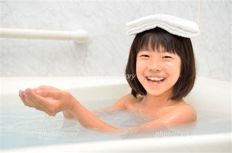 お風呂に入る女の子 写真素材 5098396 フォトライブラリー photolibrary
