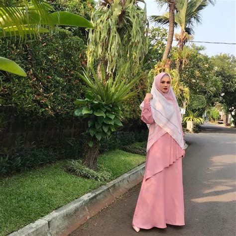 8 inspirasi gamis pink mulan jameela cocok buat acara bukber