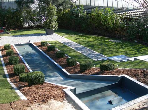 Dann könnte eine wasserrutsche für ihren garten genau das richtige sein. geometrische Garten |Galabau Mähler | Wasserrutsche
