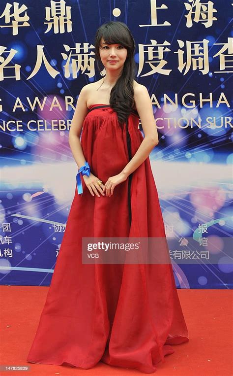 Singer Lee Jung Hyun Arrives At The Red Carpet For The 2012 Huading