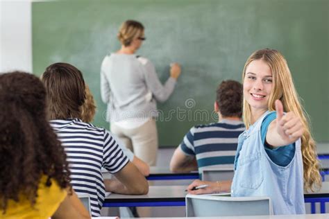 Estudiante Que Gesticula Los Pulgares Para Arriba En Clase Del