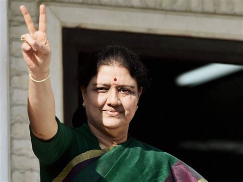 Sasikala likely to be released from prison in january 2021. Sasikala Natarajan to take oath as CM on Tuesday - Oneindia News