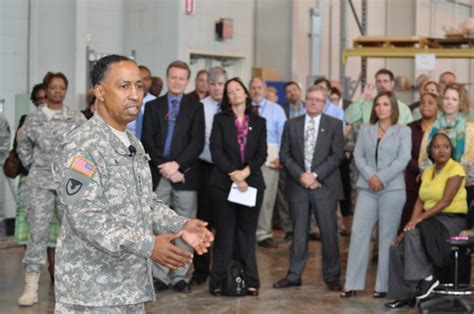 Amc Commanding General Visits Army Contracting Command Article The