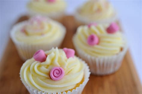 white frosting cupcakes | Cupcake frosting, White frosting ...