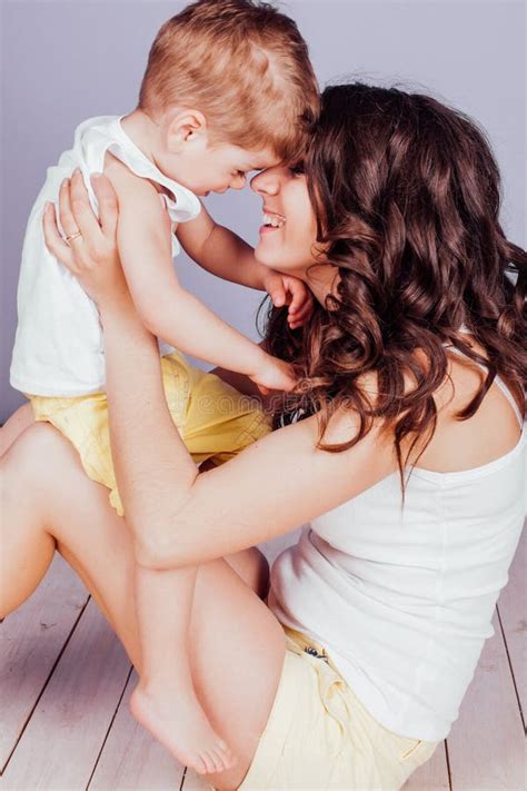 Mama Spielt Mit Jungem Sohn Und Lacht Freude Stockfoto Bild Von