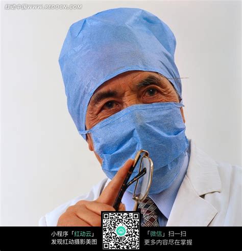 戴着帽子和口罩拿着眼镜的男医生图片免费下载 红动中国