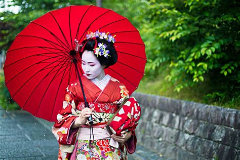 Another name for geisha in is geiko (芸子), which is usually used to refer to geisha from western japan, which includes kyoto. Geisha Girl: Facts & Secrets of the Japanese Geisha | WHO ...