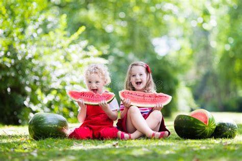 吃西瓜的孩子在庭院里 库存图片 图片 包括有 婴孩 营养 公园 幼稚园 野餐 孩子 朋友 系列 74610429
