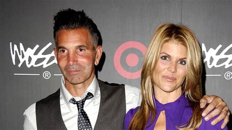 actress lori loughlin and fashion designer husband plead guilty to college admissions lbc