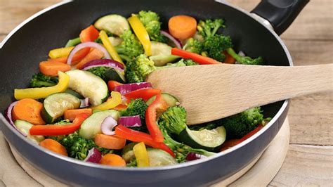 Para hervir las verduras con agua se introducen en una olla o cacerola con agua hirviendo y el calor del agua las cuece. 7 errores frecuentes que cometemos al cocinar las verduras ...