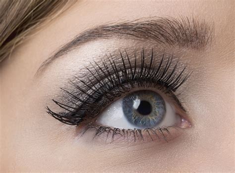 Women And Their Love For Attractive Long Eyelashes