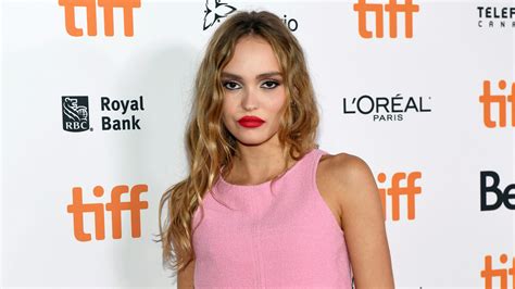 A Look At Lily Rose Depp S Relationship With Her Mom Vanessa Paradis