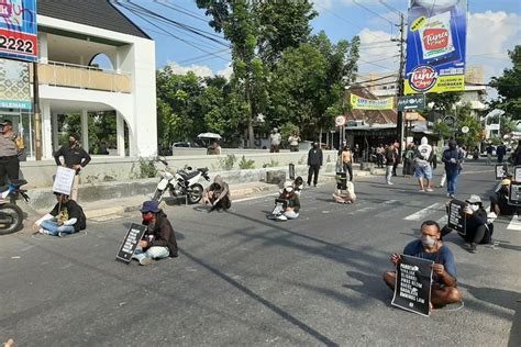 Bank juga melakukan penataan kembali lokasi kantor sesuai dengan kebutuhan. Aksi Tolak Omnibus Law di Simpang Tiga Gejayan, Demonstran ...