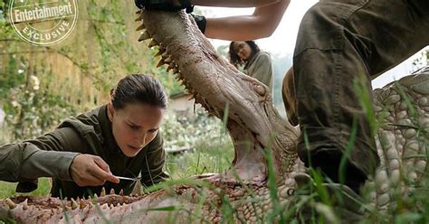 New Image From Alex Garland S Annihilation Natalie Portman Jennifer Jason Leigh Tuva