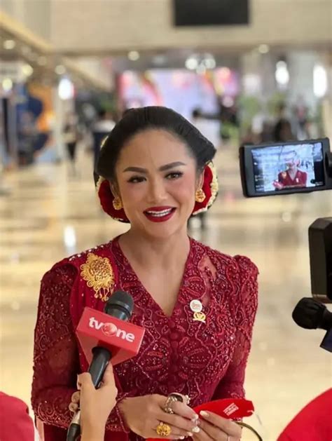 9 Potret Cantik Krisdayanti Berkebaya Merah Saat Hadiri Sidang Tahunan 2022 Photo