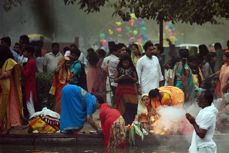 Photo Gallery Devotees Perform Chhath Puja Rituals News Zee News