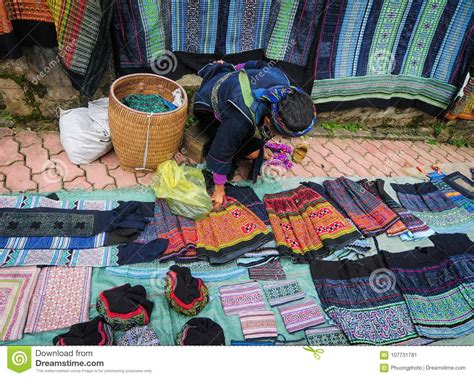selling-ethnic-clothes-in-sapa,-vietnam-editorial-photo-image-of