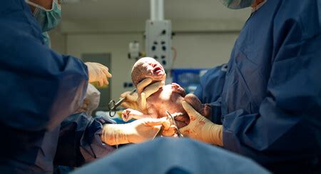 La primera respiración del recién nacido cómo empieza a respirar tu bebé