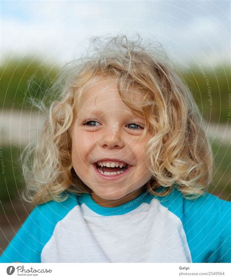 Glückliches Kleinkind Mit Langen Blonden Haaren Ein Lizenzfreies Stock Foto Von Photocase