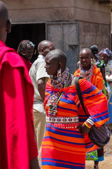 Mujer Vestida Tradicional De La Tribu Del Masai En África Kenia Foto editorial Imagen de