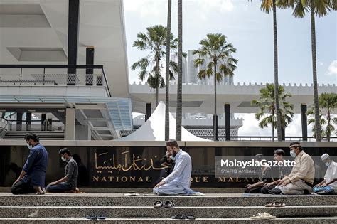 Kubah masjid sultan salahuddin abdul aziz shah di shah alam, selangor, malaysia (170 kaki; Suasana Solat Jumaat di Masjid Negara dan Masjid Shah Alam