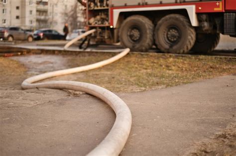 Manguera Contra Incendios En Tierra Conectada En Un Camión De Bomberos