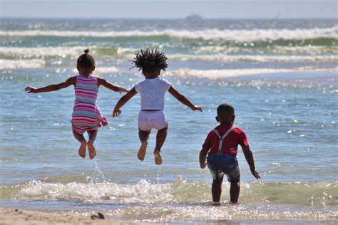 Images Gratuites Plage Mer Côte Eau Le Sable Océan Gens Rive Vague Saut Vacances