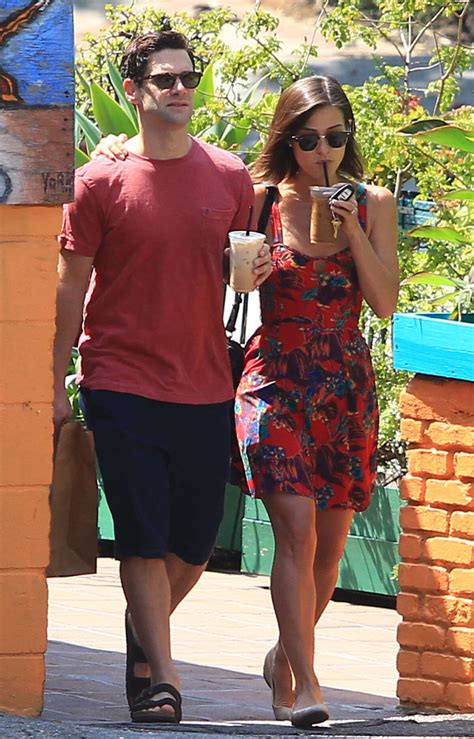 vidéo justin bartha et sa fiancée lia smith à los angeles le 6 juillet 2013 purepeople