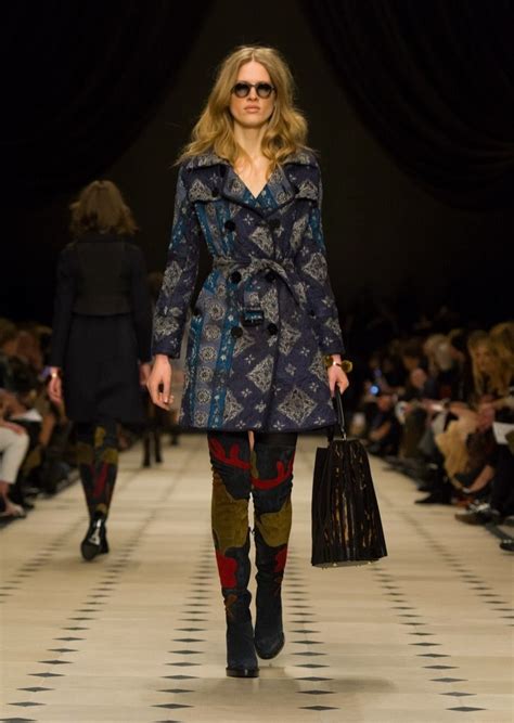 Burberry Embraces The 1970s And Fringe For Fall 2015