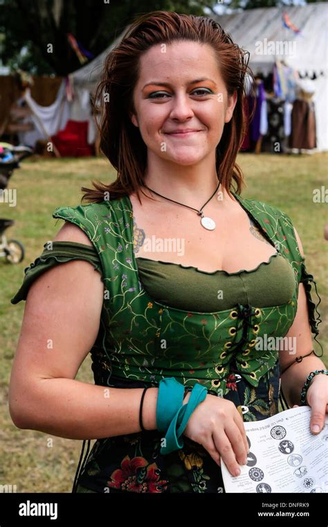 Junge Frau In Einem Vollbusige Grünen Kleid Auf Einer Mystischen Messe