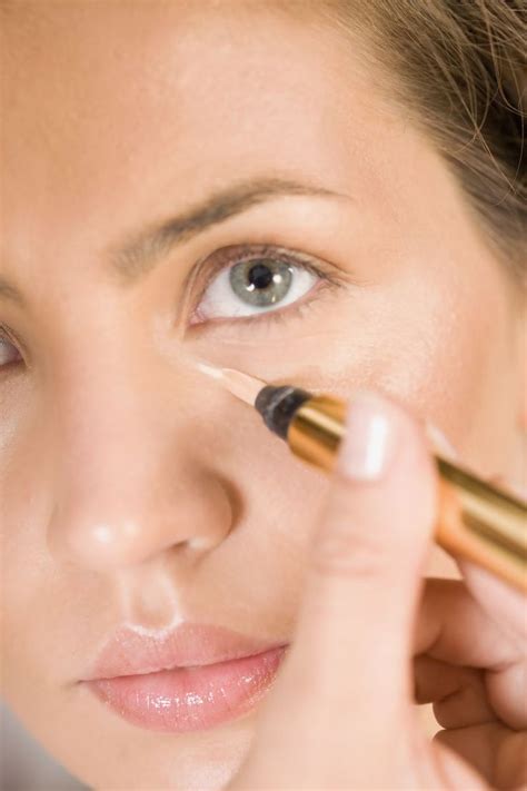 How Makeup Artists Keep Under Eye Concealer From Creasing Liquid