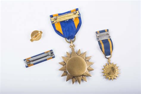 Us Cased Air Medal With Miniature Fjm44