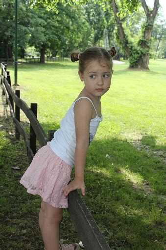 Photo Libre De Droit De Belle Petite Fille Posant Dans Une Mini Jupe