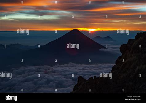 Volcan de acatenango fotografías e imágenes de alta resolución Alamy