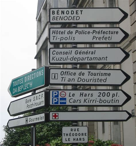 File:Road signs bilingual Breton in Quimper.jpg - Wikimedia Commons