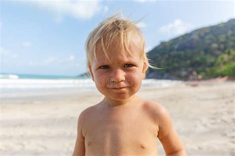 Portrait De Petit Enfant En Bas âge Sur Une Plage Photo stock Image