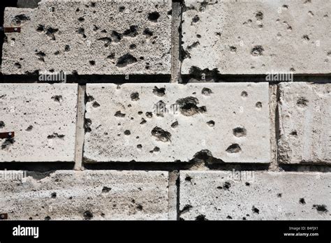 Einschusslöcher in der Wand Stockfotografie - Alamy