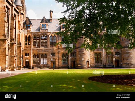 Glasgow University Courtyard On A Bright Summer Day Stock Photo Alamy