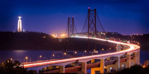 El Puente 25 De Abril Y La Estatua De Cristo Rey Lisboa Portugal