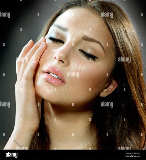 The Crying Woman Hi Res Stock Photography And Images Alamy
