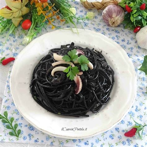 Stir the dough in the pan with the sauce of cuttlefish, emulsify everything with a drizzle of extra virgin olive oil and little cooking water if necessary. Spaghetti al nero di seppia - Ricetta pasta al nero di ...