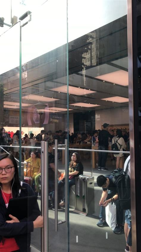 【apple Causeway Bay（コーズウェイベイ）】入口は一面の巨大ガラス、人はめちゃ多かった。