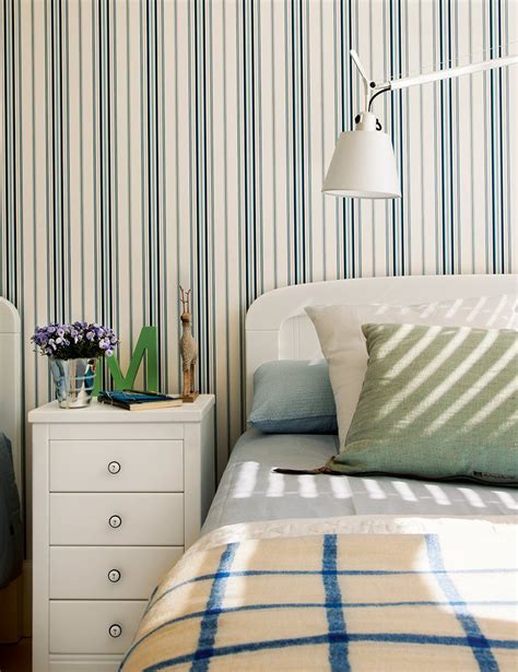 Con un papel pintado de hojas y animales exóticos conseguirás un cambio moderno. Renueva tu dormitorio con papel pintado | Dormitorios ...