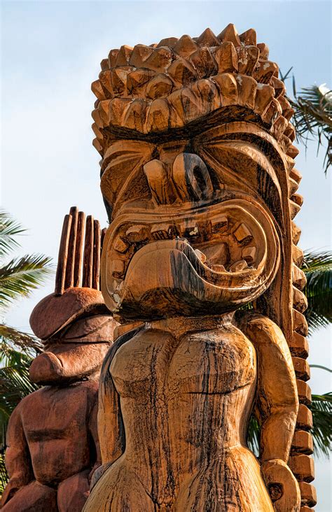 Hawaii Oahu Large Wooden Tiki Statues License Image 70518799