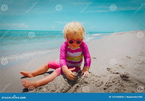 Petite Fille Sympa Jouant Avec Du Sable Sur La Plage Photo Stock Image Du Sourire Actif